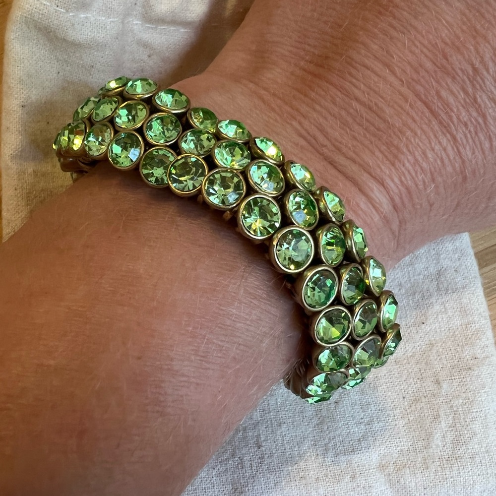 NWOT green and gold stretch sparkle bracelet. - Picture 3 of 3